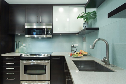 一家一廚房臺(tái)面至關(guān)重要，那么如何鑒別石英石的質(zhì)量呢？